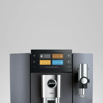 Écran tactile de la machine à café Jura E10 affichant les options Hot Brew, Light Brew, Sweet Foam et Cold Brew pour une sélection intuitive
