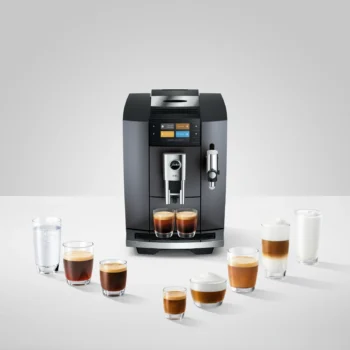 Machine à expresso automatique Jura E10 noire entourée de huit verres présentant différentes spécialités de café et un verre d'eau