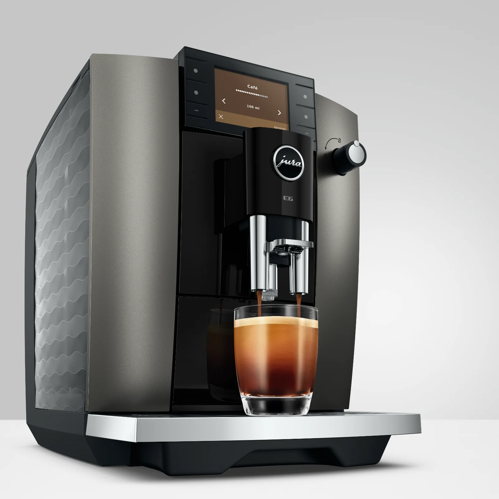 Gros plan sur l'écran numérique d'une machine à café Jura E6 affichant le réglage Coffee Timer pour un café programmé à 6h30