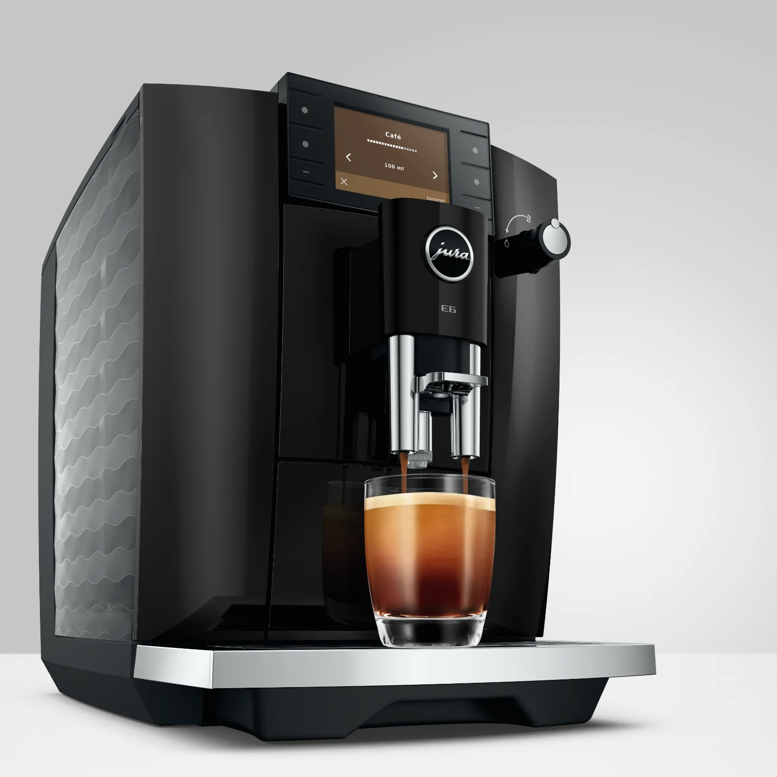 Machine expresso automatique Jura E6 noire préparant un café dans un verre transparent sur fond gris