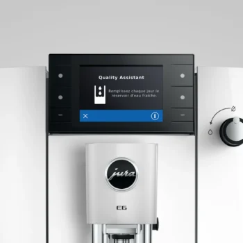 Écran de la machine à café Jura E6 affichant le message Quality Assistant demandant de remplir quotidiennement le réservoir d'eau fraîche.