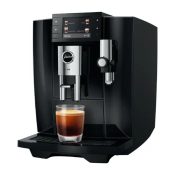 Machine à expresso automatique Jura E8 noire avec écran affichant des choix de cafés et un verre d'expresso fraîchement préparé