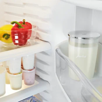 Récipient à lait en verre Jura avec couvercle chromé, conçu pour le stockage et l'utilisation optimale du lait dans les machines à café automatiques