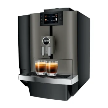 Machine à café automatique Jura X4 gris anthracite avec écran et deux verres d'espresso fraîchement préparés sur le plateau