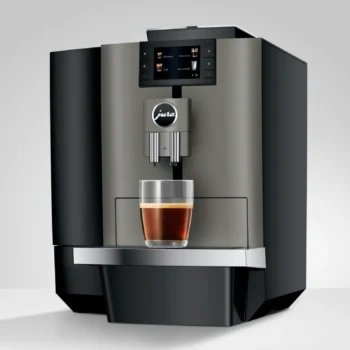 Machine à café automatique Jura X4 gris anthracite avec écran, préparant un café noir dans un verre sur le plateau d'égouttage