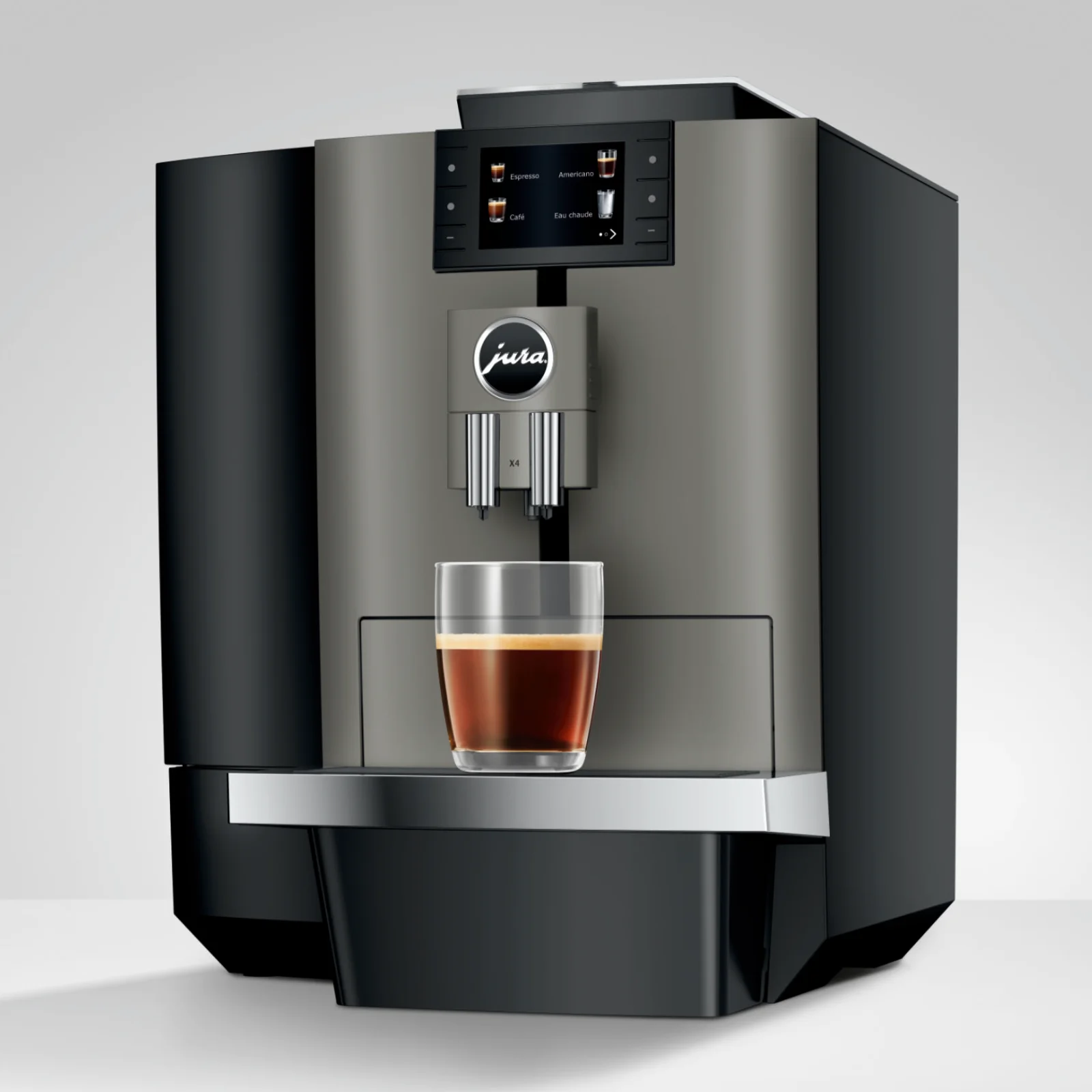 Machine à café automatique Jura X4 gris anthracite avec écran, préparant un café noir dans un verre sur le plateau d'égouttage