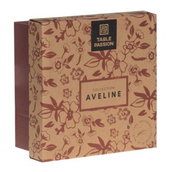 Boîte cadeau carrée de la collection Aveline avec un motif floral marron sur fond kraft et le logo Table Passion