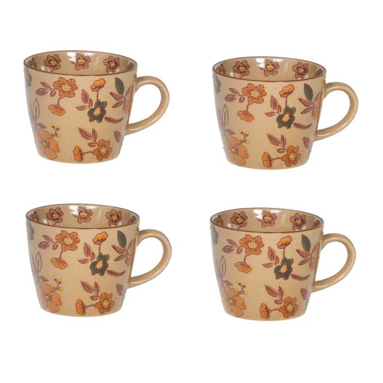 Trois tasses en céramique à motif floral champêtre posées sur un napperon en macramé avec une petite cuillère et un infuseur à thé