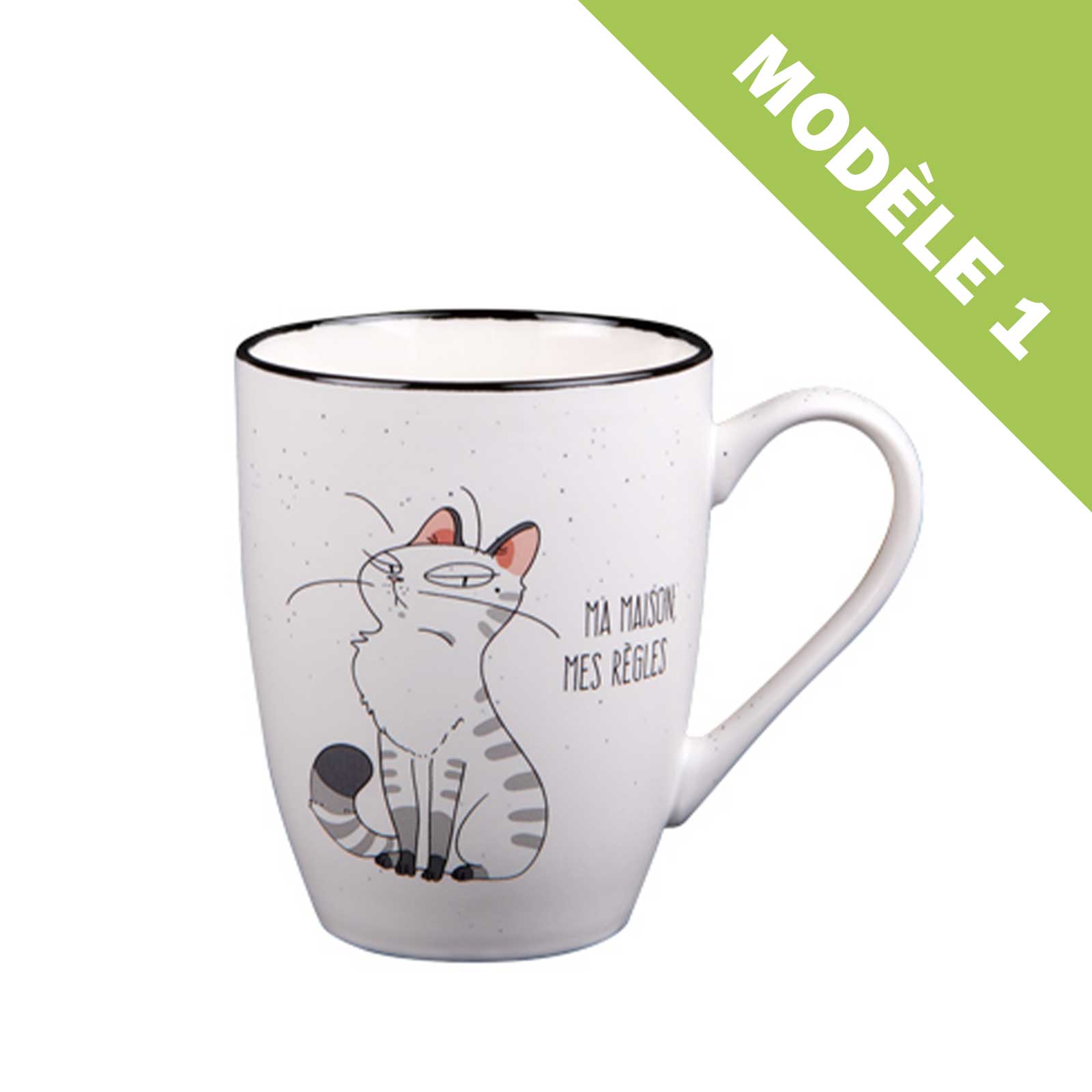 Mug blanc moucheté orné d'un dessin de chat gris à l'air hautain avec l'inscription Ma maison mes règles