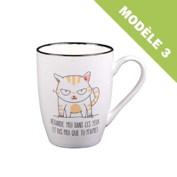 Mug en céramique blanc à bord noir illustré d'un chat roux boudeur avec l'inscription Regarde moi dans les yeux et dis moi que tu m'aimes