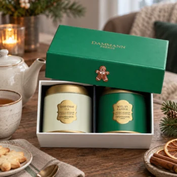 Coffret cadeau Dammann Frères contenant deux boîtes de thé, Noël en Laponie et Christmas Tea, avec un biscuit bonhomme en pain d'épices sur le couvercle