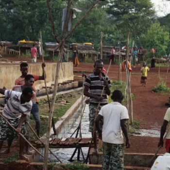 Travailleurs locaux nettoyant un canal d'irrigation dans une plantation de café en Ethiopie pour assurer la qualité des récoltes
