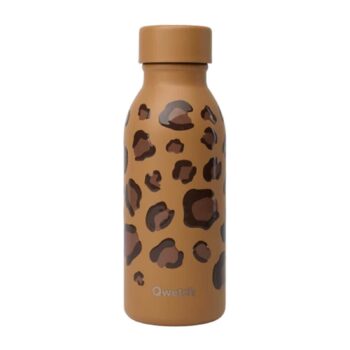 Bouteille isotherme Qwetch Icon Wild Leo camel en inox, motif léopard et bouchon vissé, 350 ml sur fond blanc