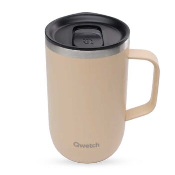 Mug isotherme Qwetch couleur beige avec anse latérale et couvercle noir, idéal pour conserver les boissons au chaud