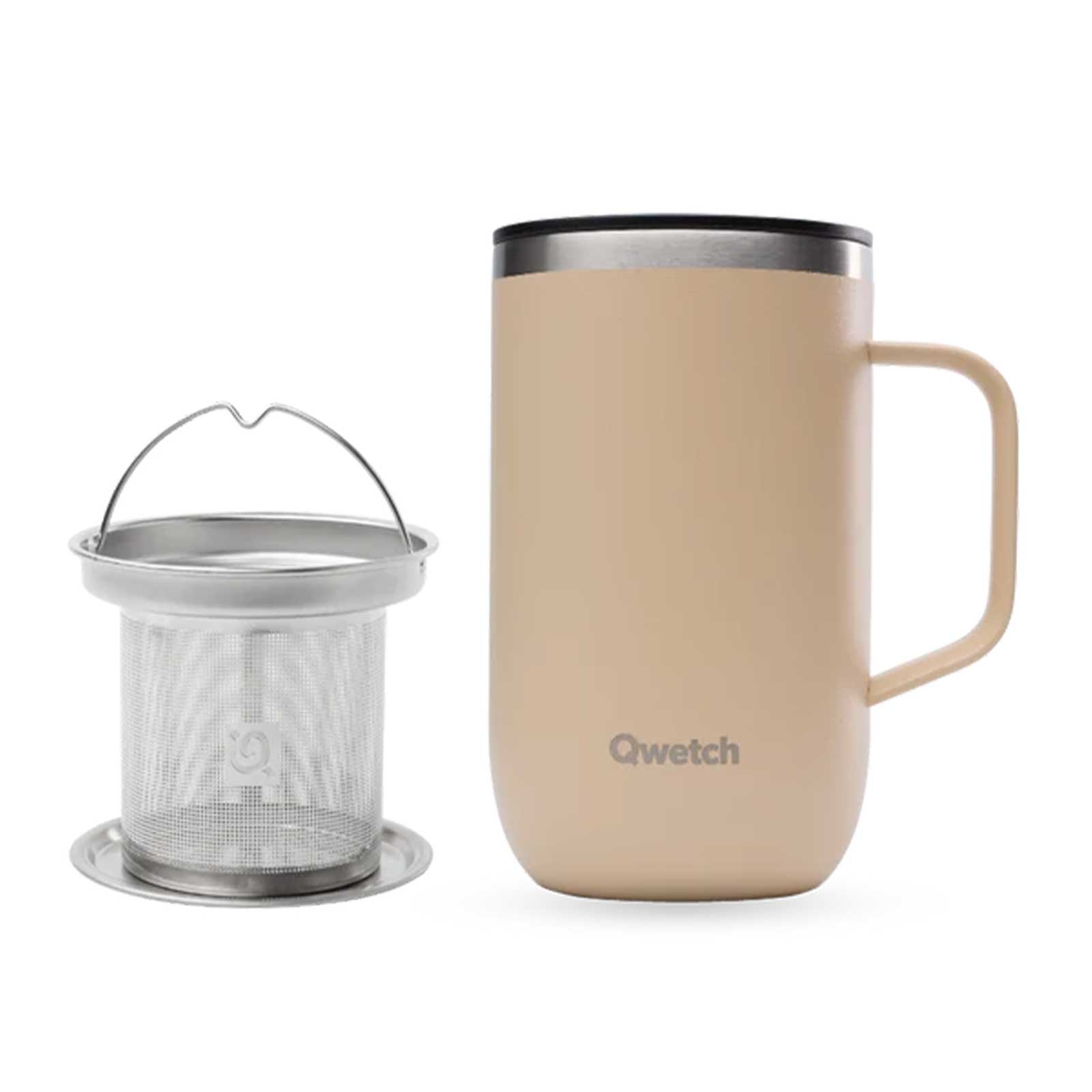 Mug isotherme Qwetch couleur sable avec son filtre à thé en acier inoxydable posé à côté, idéal pour les infusions nomades.