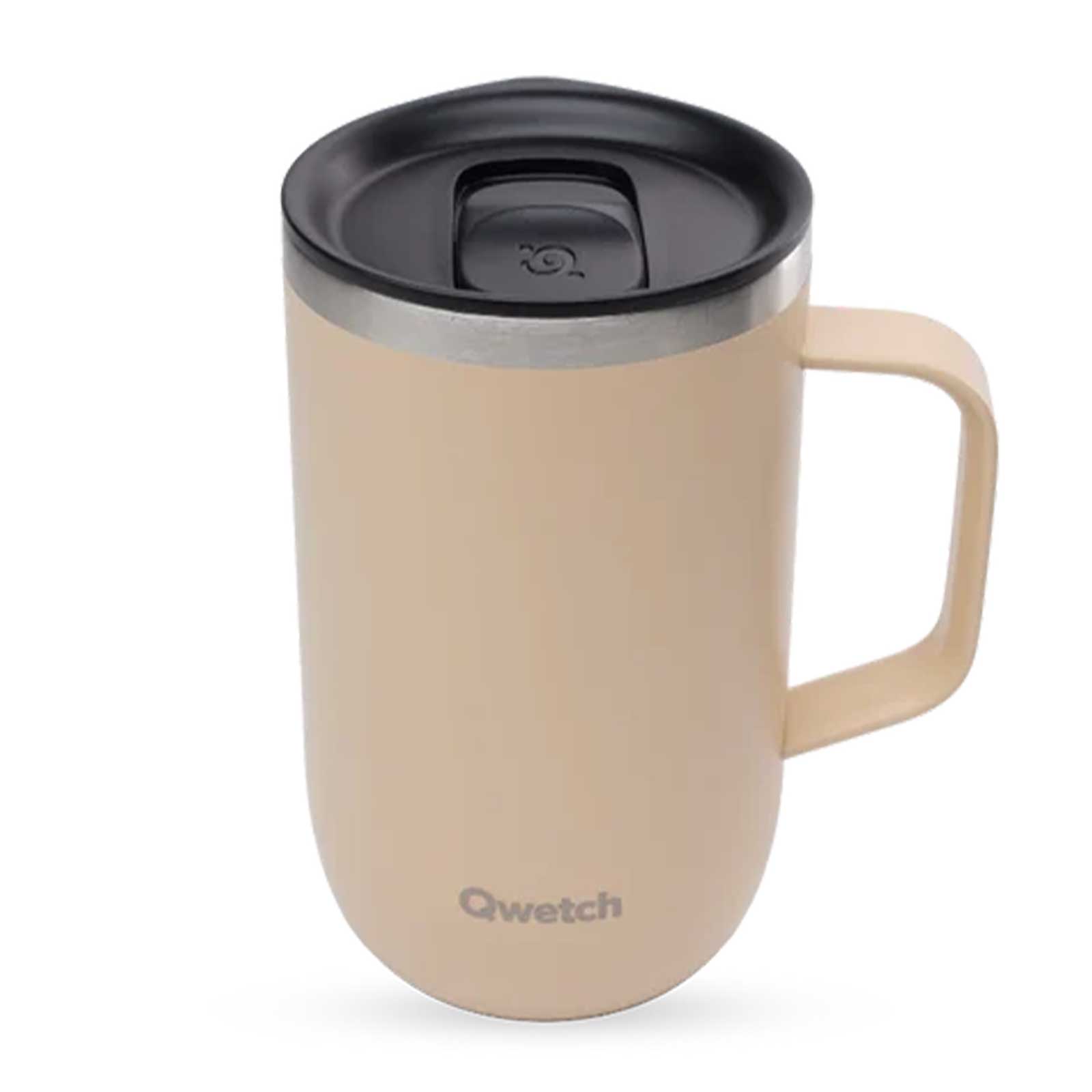 Mug isotherme Qwetch couleur beige avec anse latérale et couvercle noir, idéal pour conserver les boissons au chaud