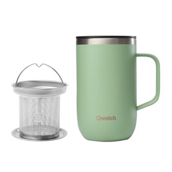 Mug isotherme Qwetch vert sauge avec anse et son infuseur à thé en acier inoxydable posé à côté