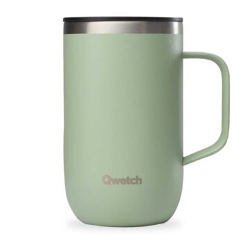 Mug tisanière Qwetch vert tilleul en acier inoxydable, 470 ml, avec couvercle noir et anse arrondie sur fond blanc.