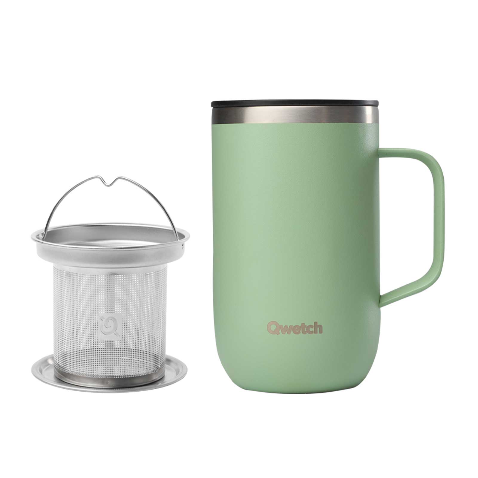 Mug isotherme Qwetch vert sauge avec anse et son infuseur à thé en acier inoxydable posé à côté