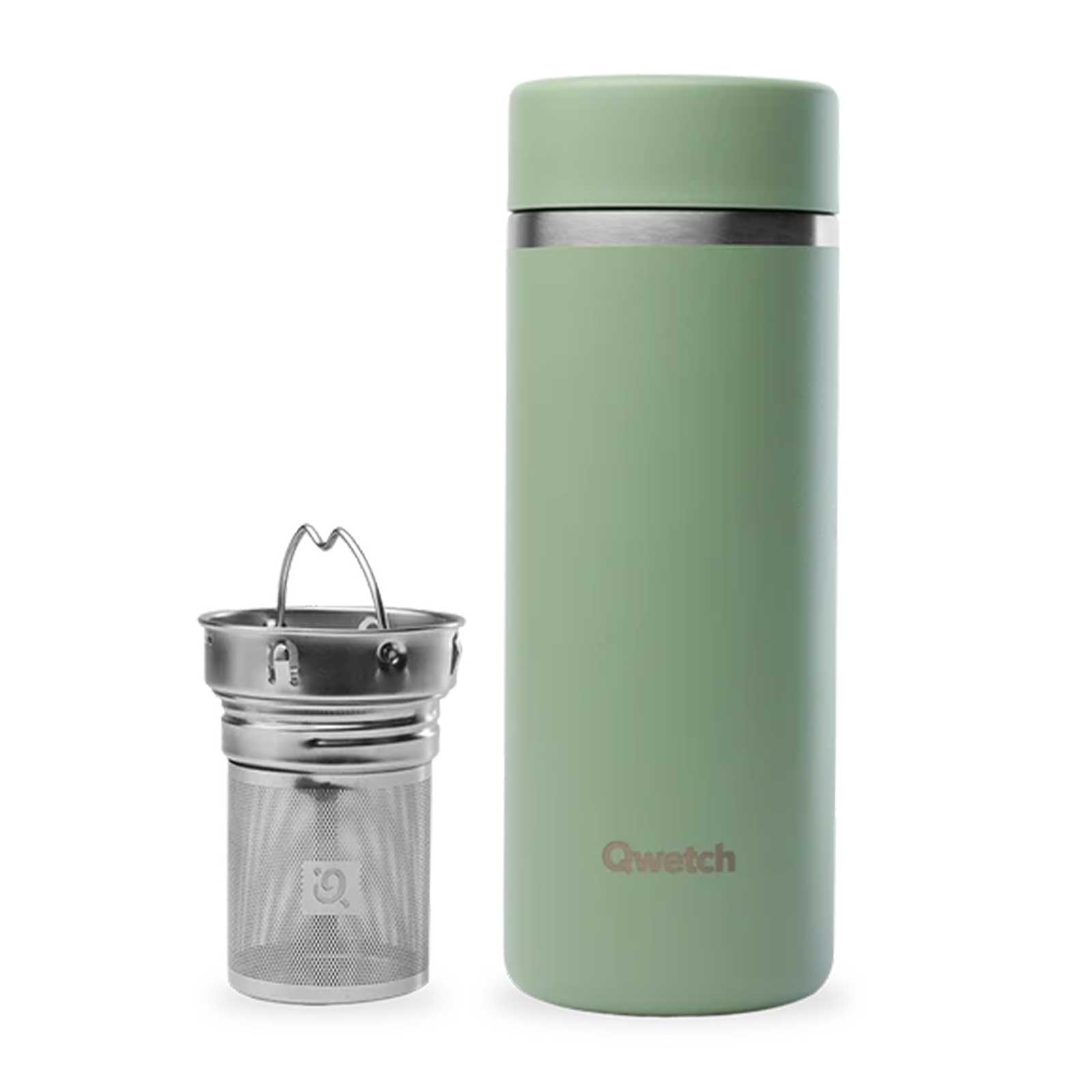Théière isotherme Qwetch en inox mat vert tilleul avec panier filtre amovible, 400 ml, sur fond blanc.