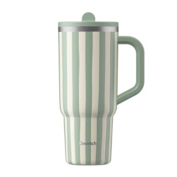 Gobelet isotherme Qwetch avec une anse, arborant un motif à rayures verticales vert sauge et blanc crème, design élégant et moderne.