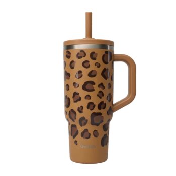 Travel cup Qwetch isotherme 900 ml à motif léopard camel et marron, poignée latérale, bouchon avec paille intégrée.