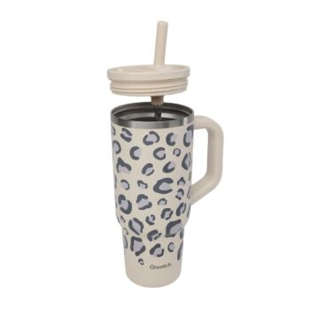 Gobelet isotherme Qwetch avec motif léopard beige et gris, équipé d'une anse, d'un couvercle et d'une paille réutilisable