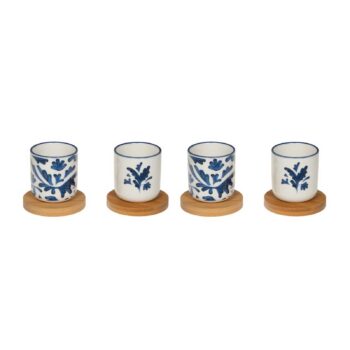 Coffret Bastide de 4 gobelets Romane en céramique blanche, motifs floraux bleus et sous-tasses en bois clair