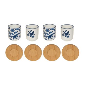Quatre tasses à thé en céramique blanche avec motif floral bleu et leurs sous-tasses en bois naturel sur fond blanc