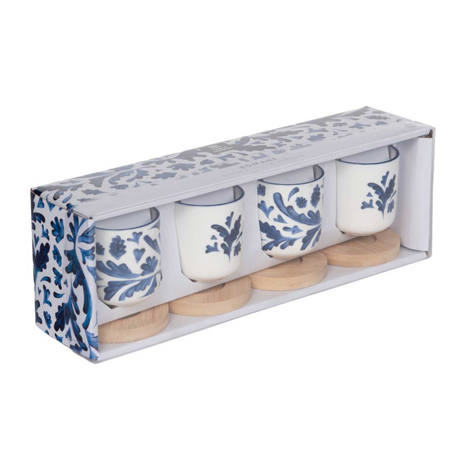 Coffret de quatre tasses Romane avec motifs bleus inspirés des azulejos et soucoupes en bois clair, présentées dans un emballage décoré