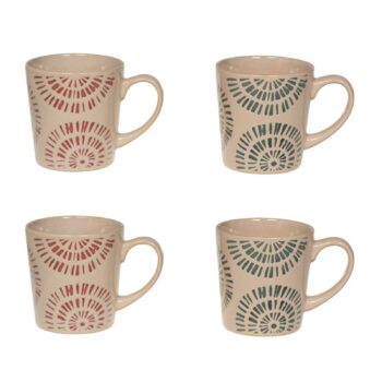 Coffret Bastide de quatre mugs Amani beiges, motifs géométriques rouge brique et vert foncé, anses incurvées