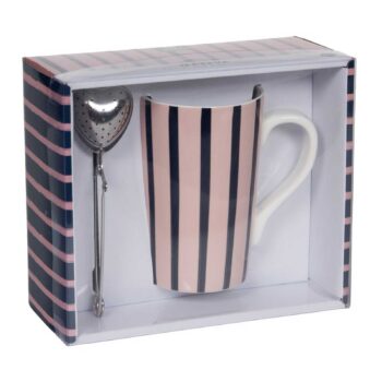 Coffret cadeau comprenant une tasse à rayures rose et marine avec son infuseur à thé en forme de cœur en métal, présenté dans son emballage Mareva