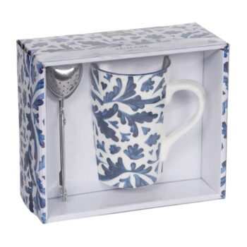 Coffret cadeau comprenant un mug en porcelaine orné de motifs végétaux bleus et une boule à thé en métal, parfait pour vos infusions