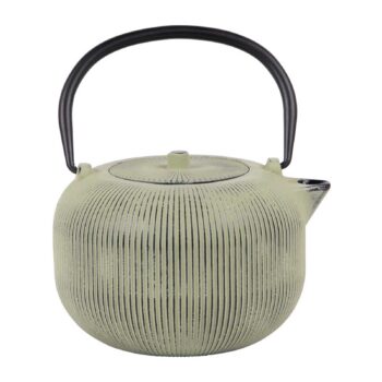 Théière en fonte émaillée vert sauge, collection Gyokuro, relief strié, anse noire arquée et contenance d’un litre.