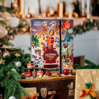 Calendrier de l'Avent Sucré 2026 du Comptoir de Mathilde mis en scène avec décorations de Noël et gourmandises