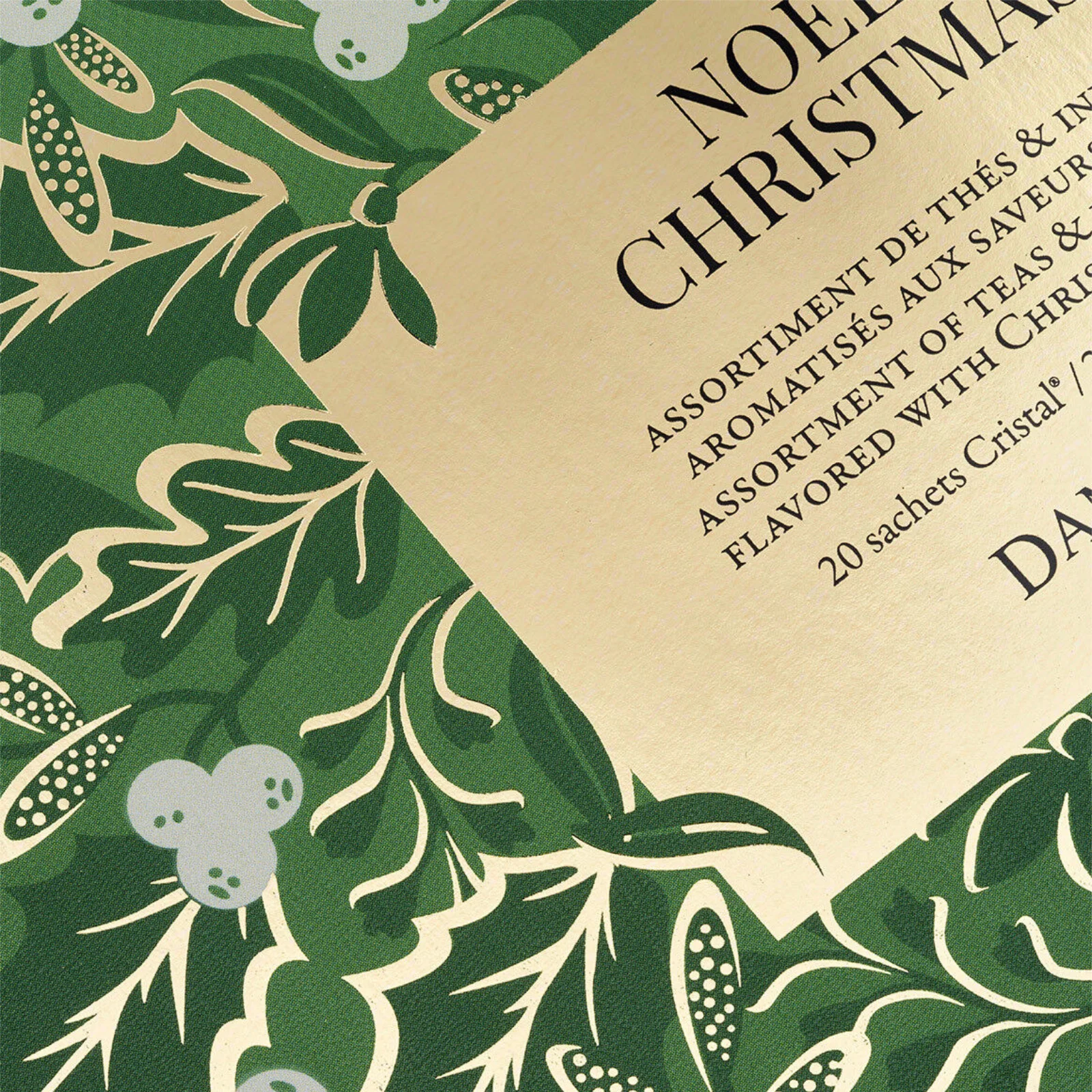 Détail du packaging en carton vert orné de motifs végétaux dorés pour l'assortiment de thés de Noël de la maison Dammann Frères