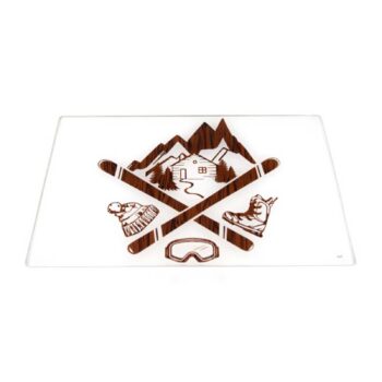 Planche à découper Faye Mountain en verre transparent, décor rétro de chalet, skis et sommets enneigés
