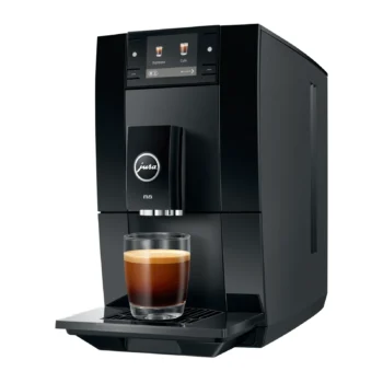 Machine à café JURA A8 Piano Black vue de trois quarts, avec un café sous les buses.
