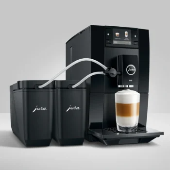 JURA A8 Piano Black avec deux récipients à lait raccordés et un latte macchiato sous les buses.