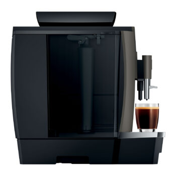 Vue de côté de la JURA W4 (EB) Dark Inox avec une tasse d'espresso.