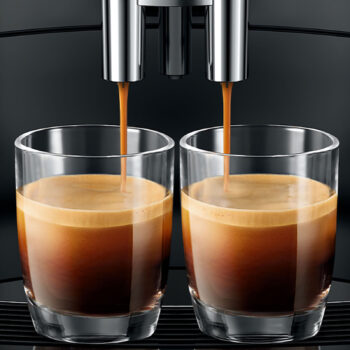 Deux cafés espresso servis par la JURA W4 (EB) Dark Inox.