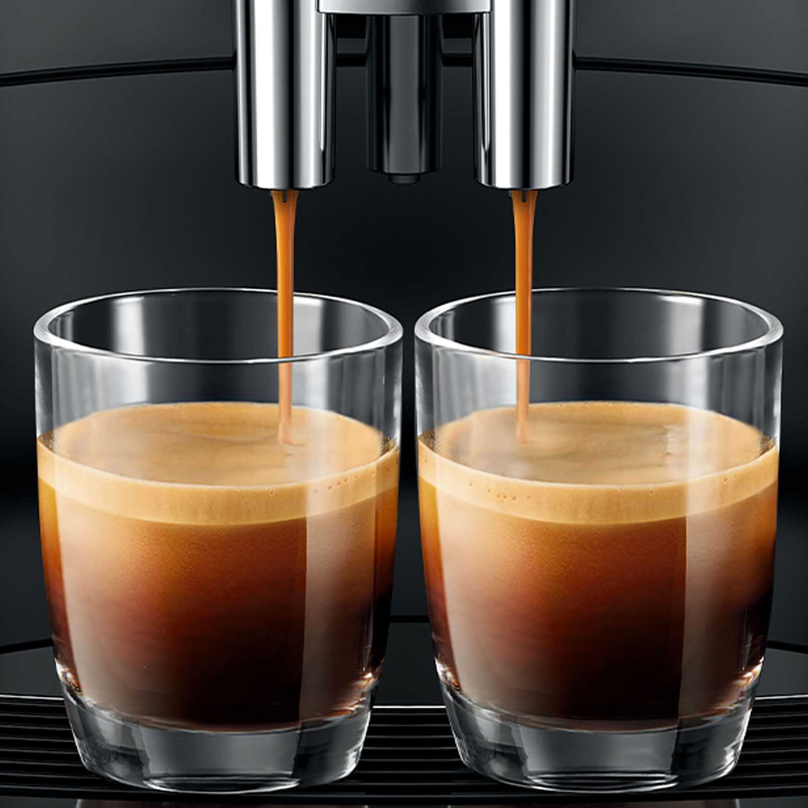 Deux cafés espresso servis par la JURA W4 (EB) Dark Inox.