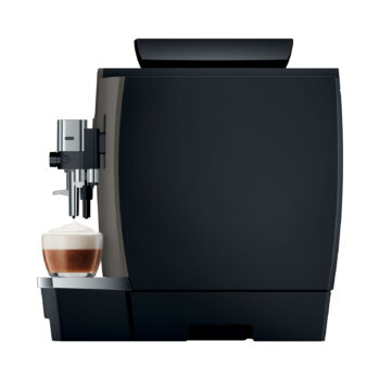 Vue arrière de la JURA W8 (EB) Dark Inox avec une boisson lactée en préparation.