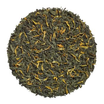 Thé vert Kusmi Tea en vrac, feuilles vert foncé et pétales de souci jaune orangé sur fond blanc.