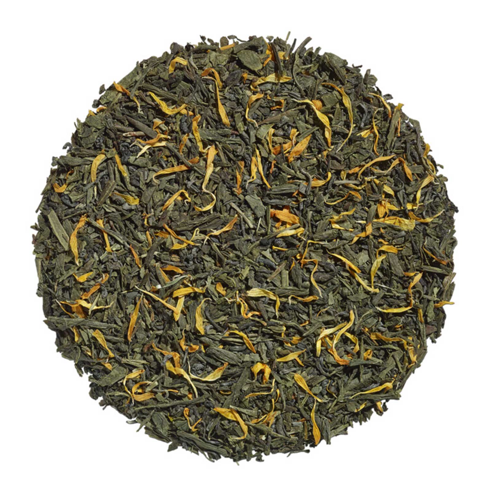Thé vert Kusmi Tea en vrac, feuilles vert foncé et pétales de souci jaune orangé sur fond blanc.