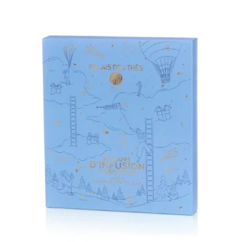 Calendrier de l'Avent Palais des Thés bleu clair illustré de personnages et de nuages pour découvrir 24 infusions pendant les fêtes